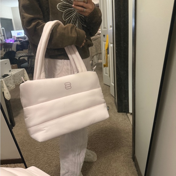 Aritzia The Super Puff™ Smaller Tote Bag - cliMATTE™ Mochi Pink - Picture 3 of 3